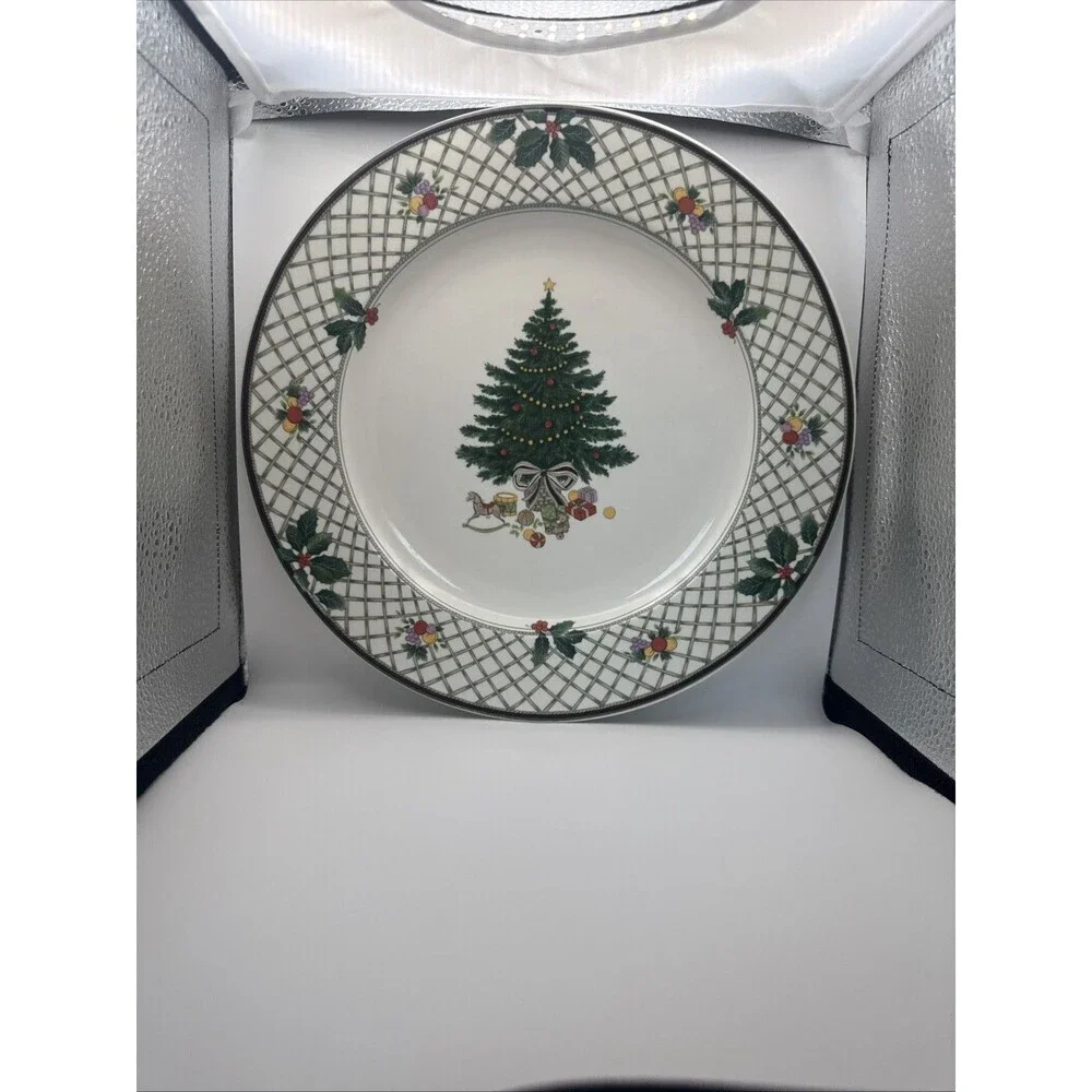 MIKASA Heritage Christmas Story 11 1/8” Dinner Plate, excellent condition!